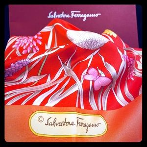 SALVATORE FERRAGAMO🇮🇹 100% Silk Women's Scarf 🌷